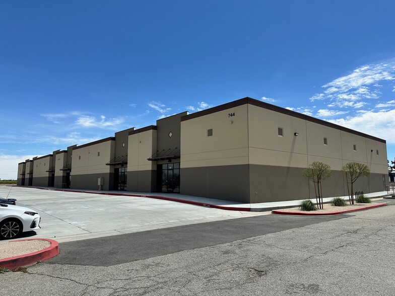 744 Avenue L-6 Avenue L-6, Lancaster, CA for lease - Building Photo - Image 3 of 7