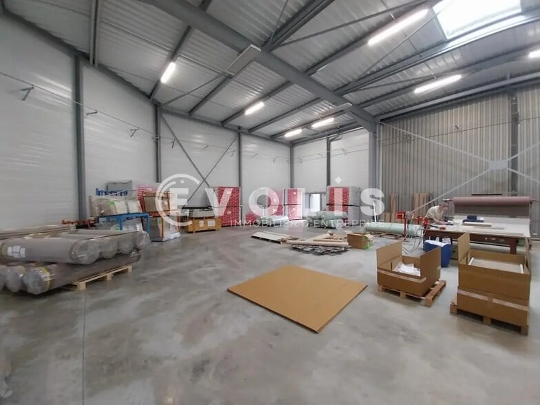 87 Rue Robert Berthelet, Crémieu for lease - Interior Photo - Image 3 of 11