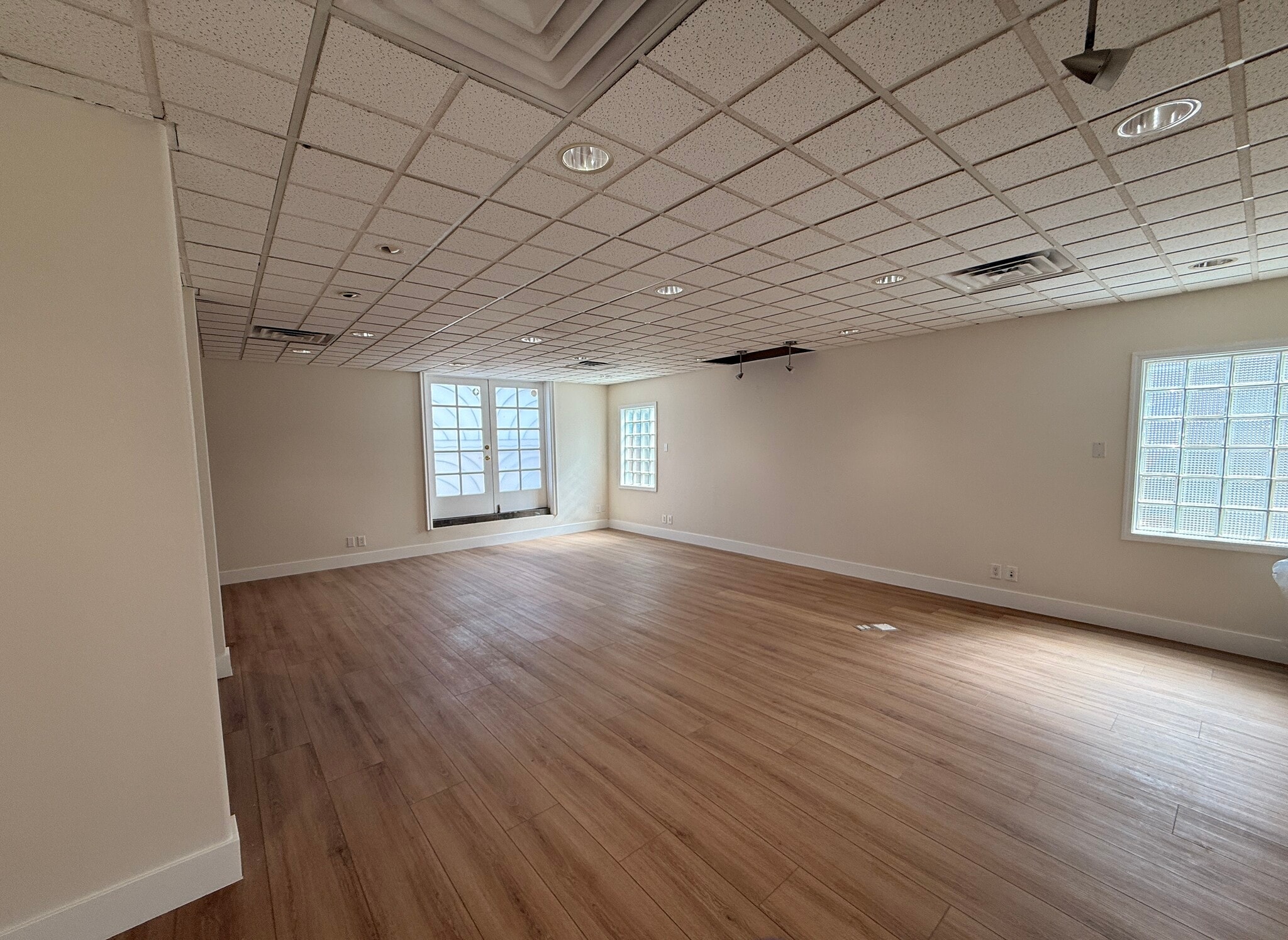 11326 Ventura Blvd, Studio City, CA for lease Interior Photo- Image 1 of 12