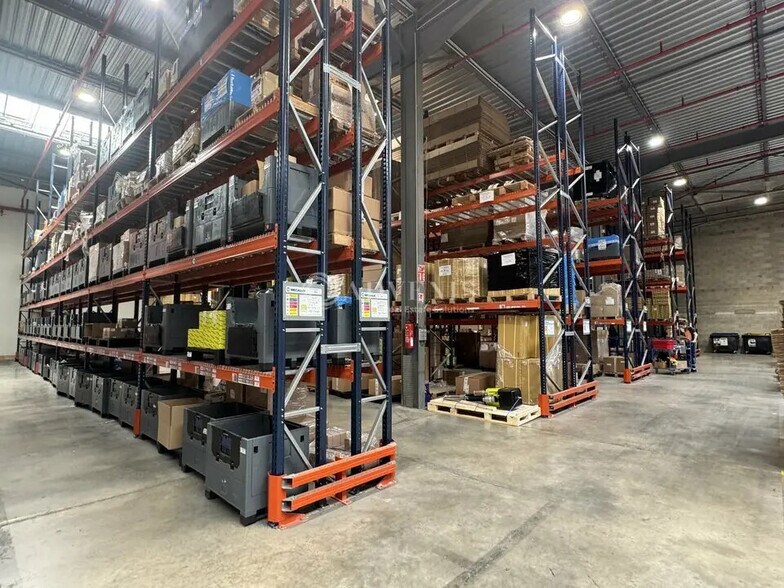 Industrial in Stains for lease - Interior Photo - Image 3 of 7