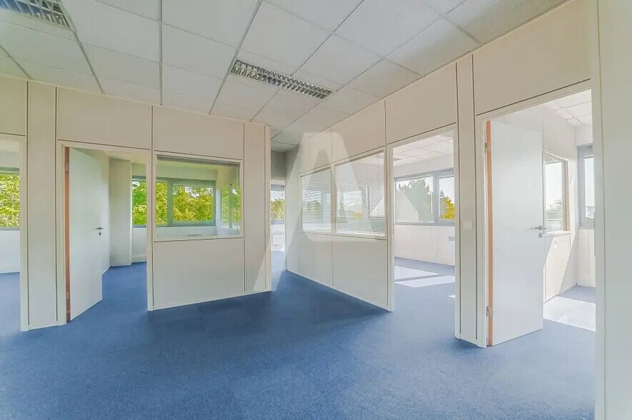 Office in Saclay for lease - Interior Photo - Image 3 of 5
