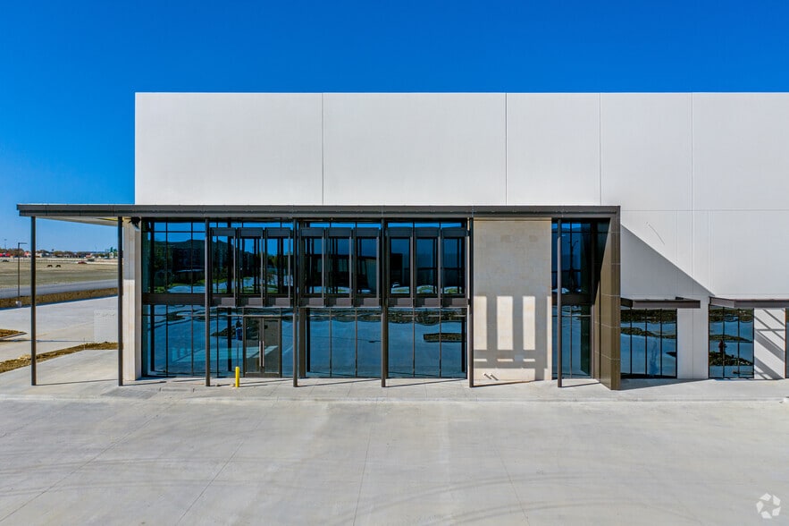 4251 Northern Cross Blvd, Haltom City, TX for lease - Building Photo - Image 3 of 6