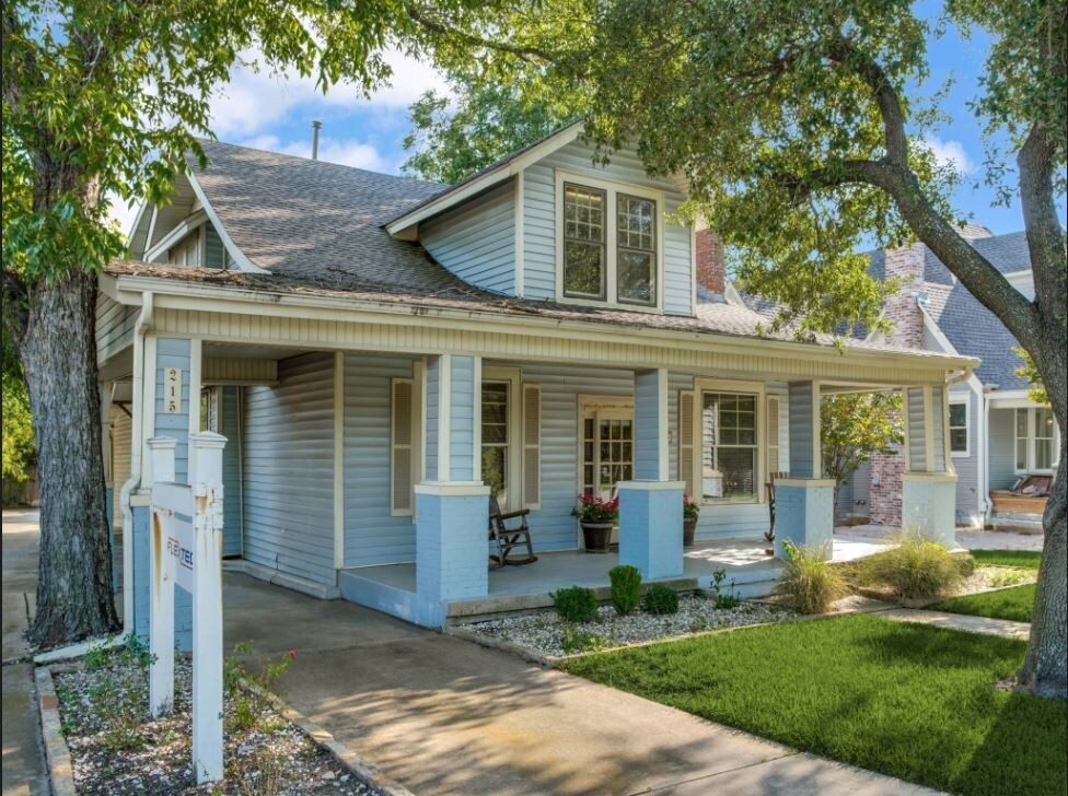 215 W College St, Grapevine, TX for sale Primary Photo- Image 1 of 1