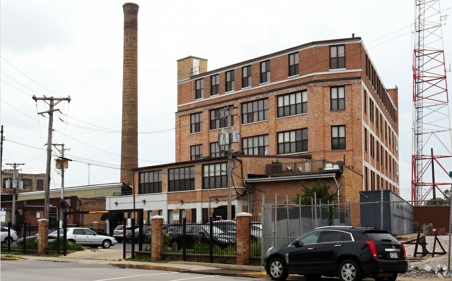 2675 W Grand Ave, Chicago, IL for lease - Primary Photo - Image 1 of 16