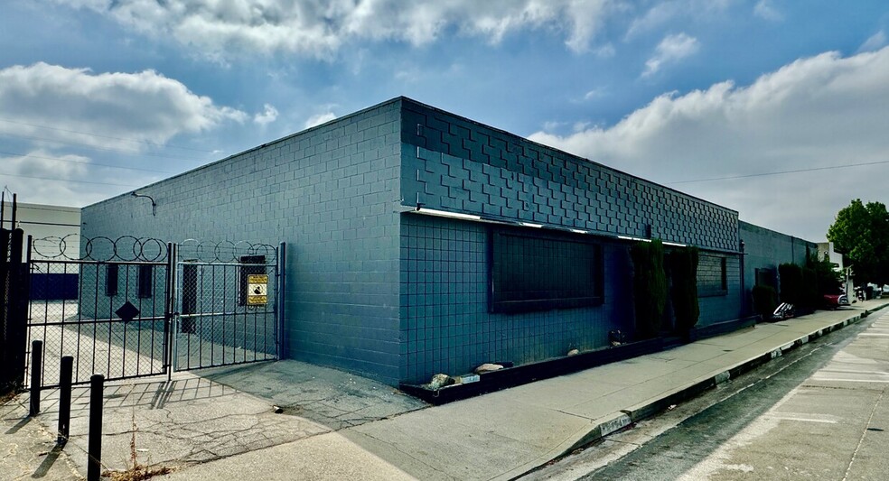 7356 Greenbush Ave, North Hollywood, CA for sale - Primary Photo - Image 1 of 3