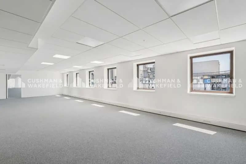 24 Boulevard De Pesaro, Nanterre for lease - Interior Photo - Image 2 of 10