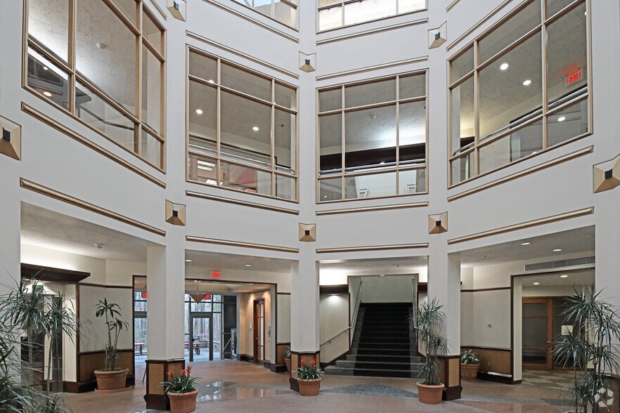100 River Ridge Dr, Norwood, MA for lease - Lobby - Image 2 of 7