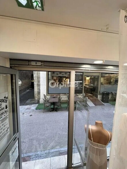 Retail in Brive-la-Gaillarde for lease - Building Photo - Image 2 of 5