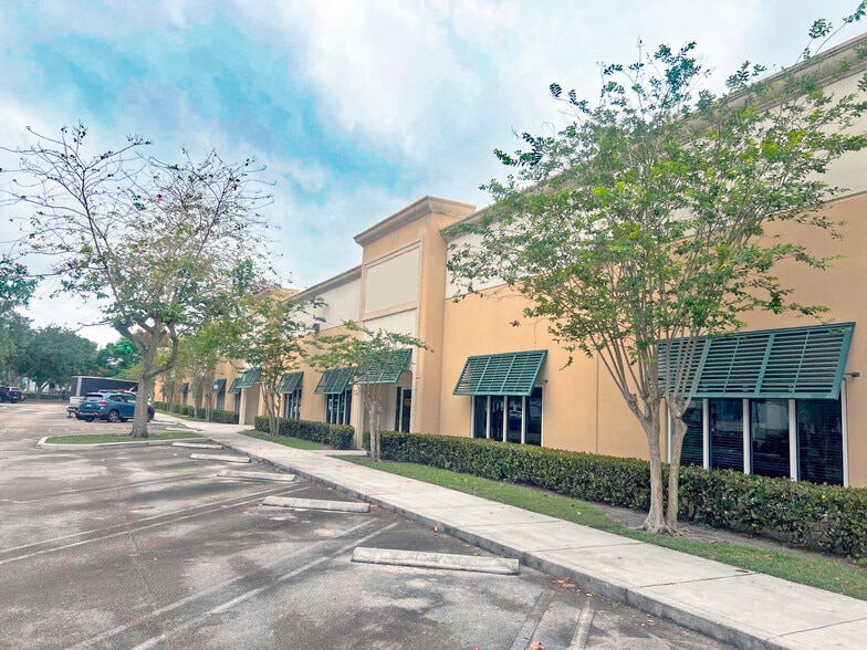 660 NW Enterprise Dr, Port Saint Lucie, FL for lease - Building Photo - Image 2 of 11
