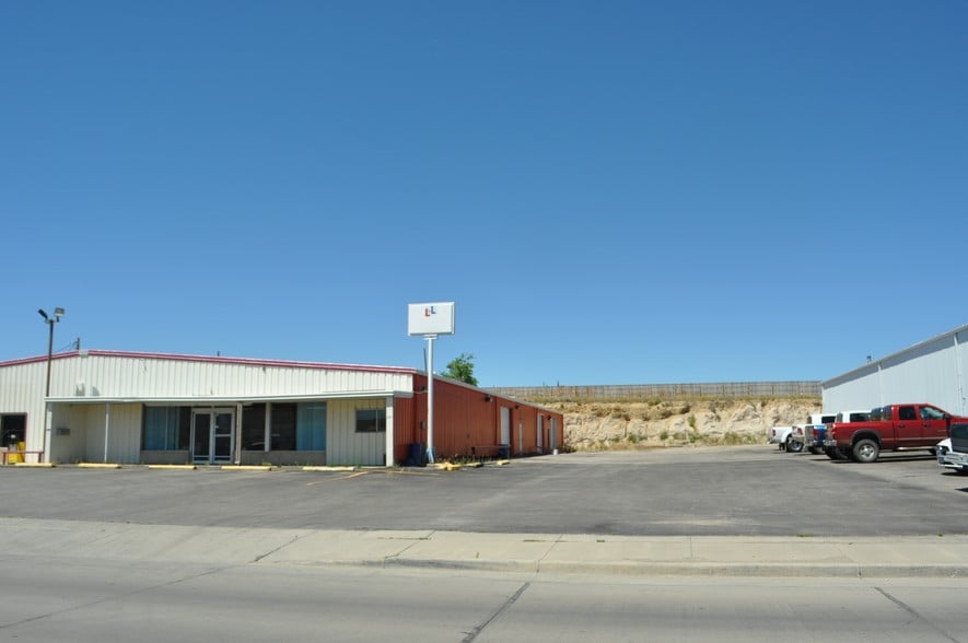 725 E Cedar St, Rawlins, WY for lease - Primary Photo - Image 1 of 7