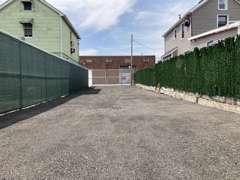 555 Montauk Ave, Brooklyn, NY for lease - Building Photo - Image 2 of 6