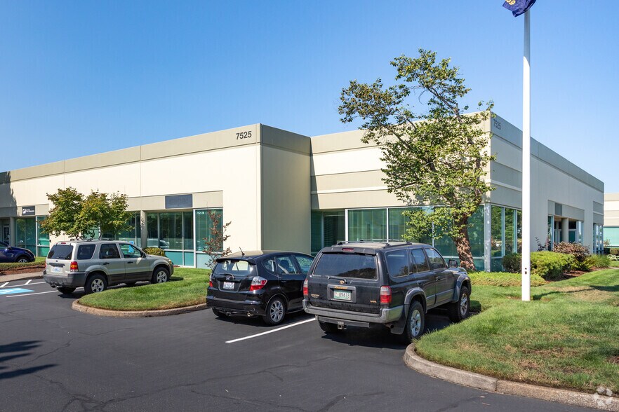 7525 NE Ambassador Pl, Portland, OR for sale - Primary Photo - Image 1 of 4