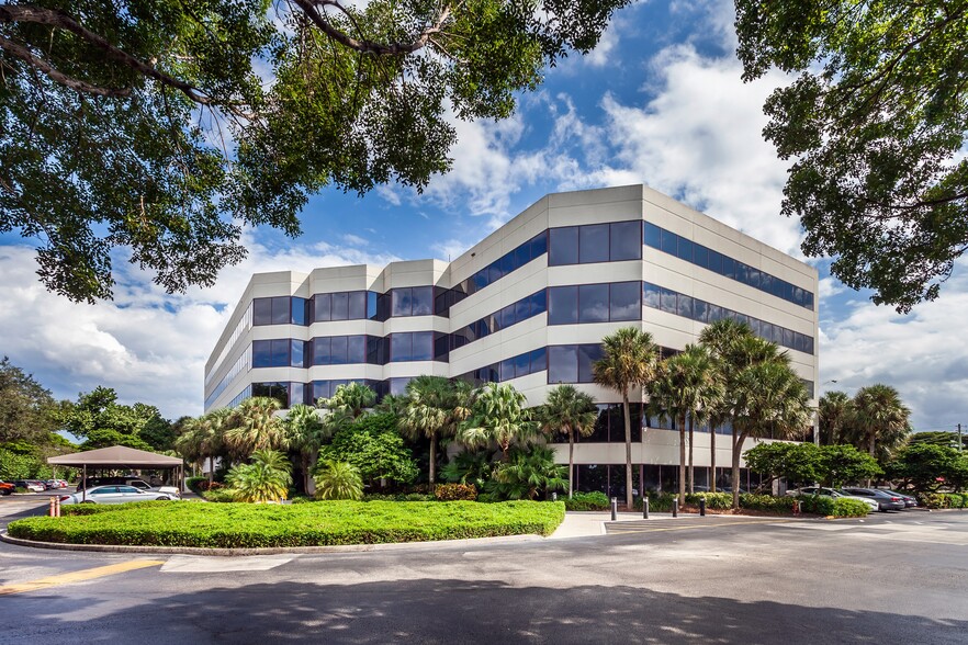 2101 W Commercial Blvd, Fort Lauderdale, FL for lease - Building Photo - Image 1 of 13