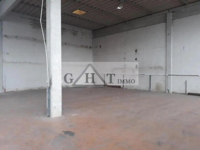 Industrial in Servon for lease - Interior Photo - Image 2 of 4
