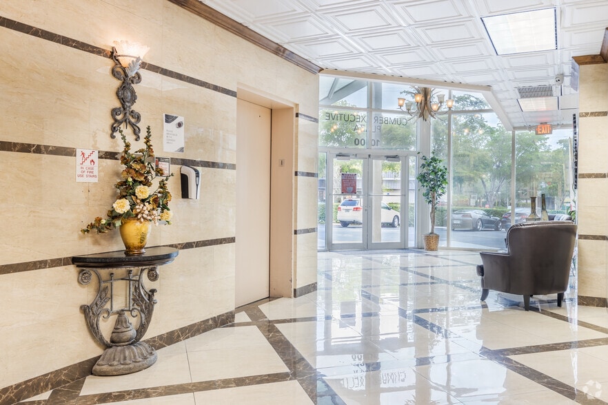 10100 W Sample Rd, Coral Springs, FL for lease - Lobby - Image 2 of 13