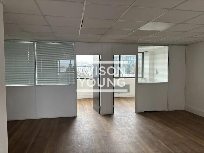 Flex in Saint-Denis for lease - Interior Photo - Image 2 of 9