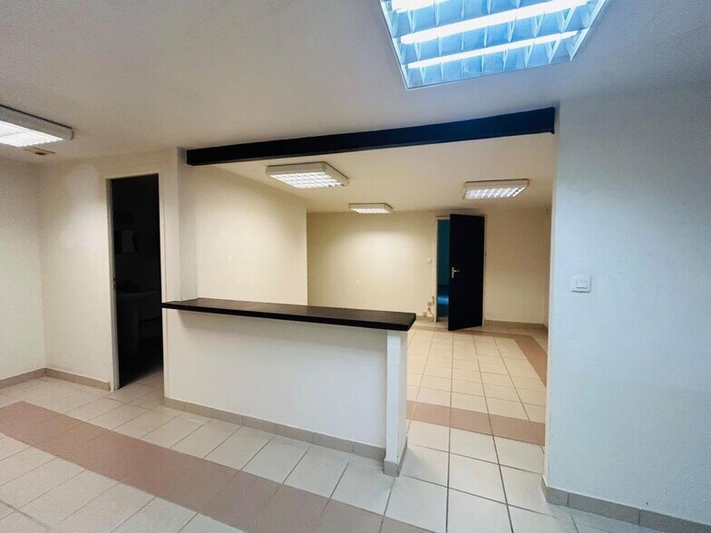 Office in Larmor-Plage for lease - Interior Photo - Image 3 of 5