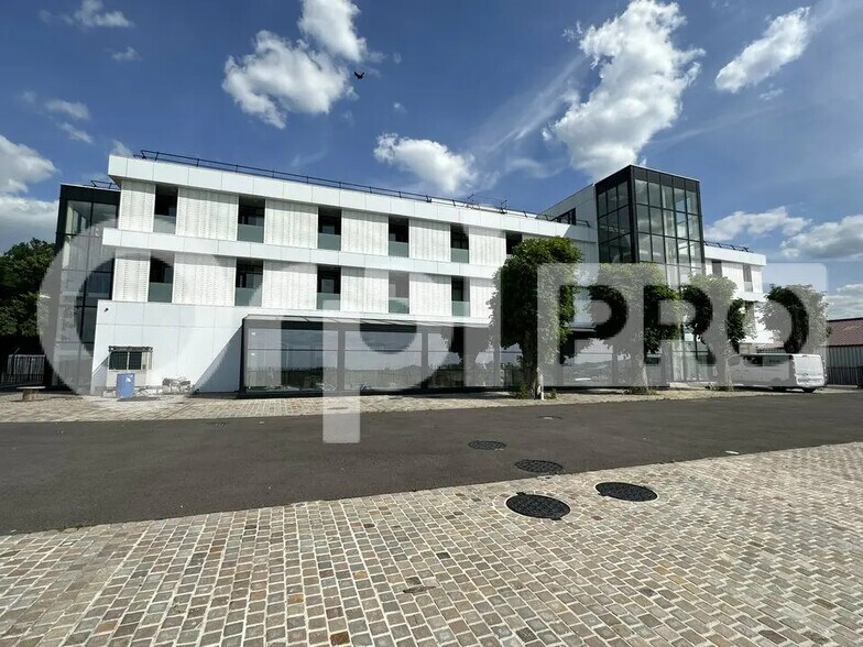 Flex in Isles-lès-Villenoy for sale - Building Photo - Image 1 of 12