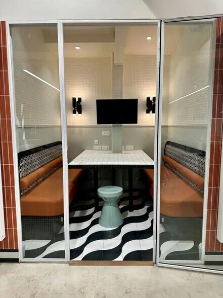 47 Rue De Laborde, Paris for lease - Interior Photo - Image 2 of 8