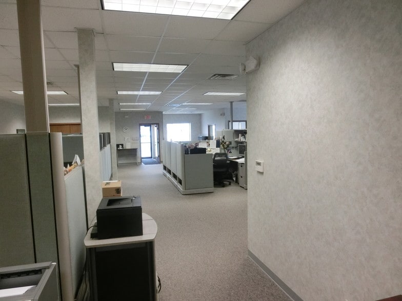 2875 Village Rd, Portage, WI for lease - Interior Photo - Image 3 of 9