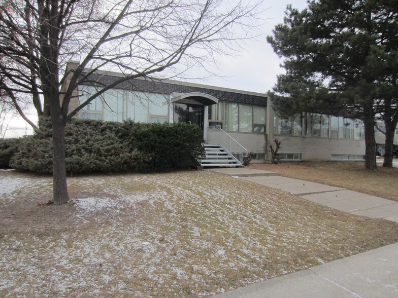76 Signet Dr, Toronto, ON for lease - Building Photo - Image 3 of 13