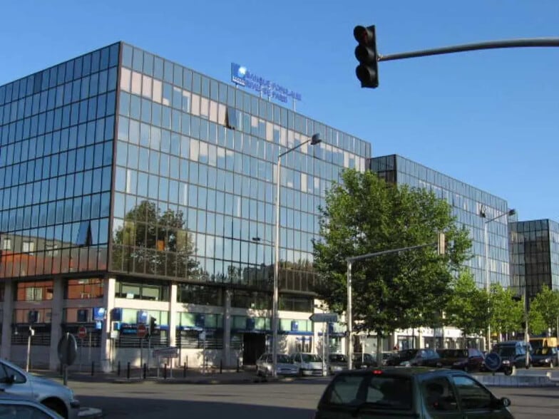 Retail in Évry-Courcouronnes for lease - Building Photo - Image 1 of 1