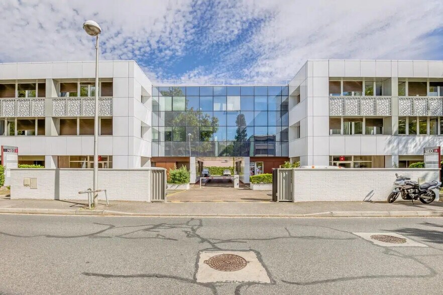 2-4 Rue Colonel Chambonnet, Bron for lease - Building Photo - Image 1 of 11