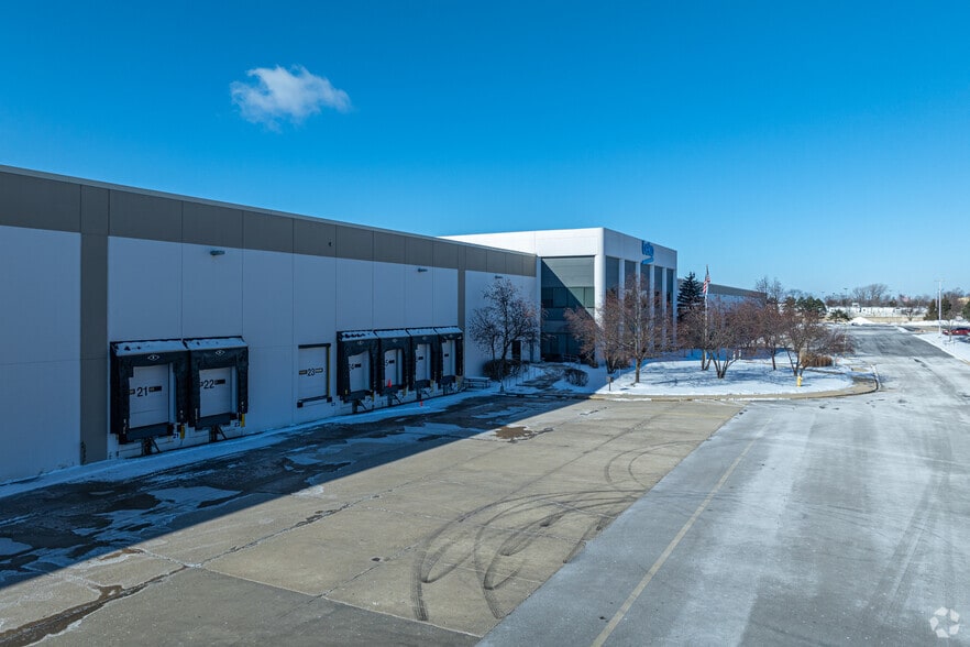 333 Gibraltar Dr, Bolingbrook, IL for lease - Primary Photo - Image 1 of 5