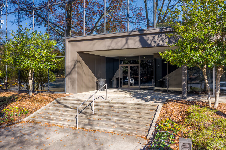 6025 The Corners Pky, Peachtree Corners, GA for lease - Building Photo - Image 3 of 12