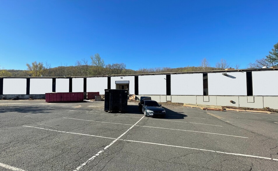 1247 New Haven Rd, Naugatuck, CT 06770