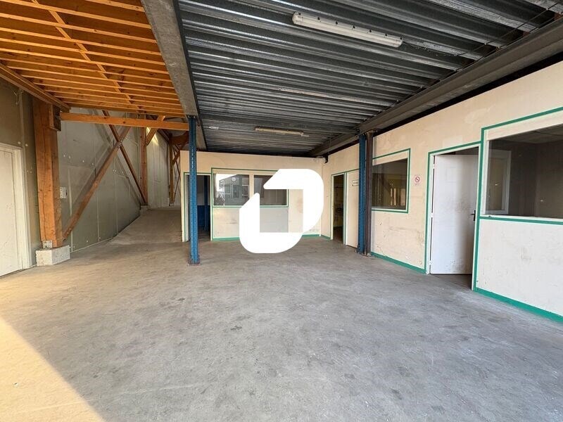 Flex in Jouars-Pontchartrain for lease Interior Photo- Image 1 of 9