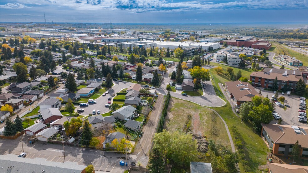 808 Mcneill Rd NE, Calgary, AB for sale - Building Photo - Image 3 of 21