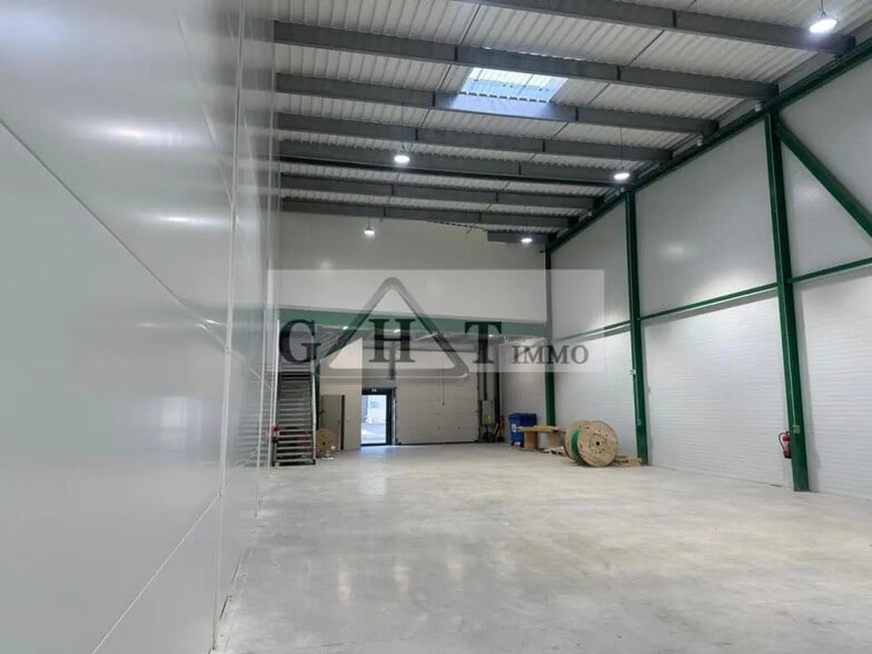Industrial in Bernes-sur-Oise for lease - Interior Photo - Image 1 of 3