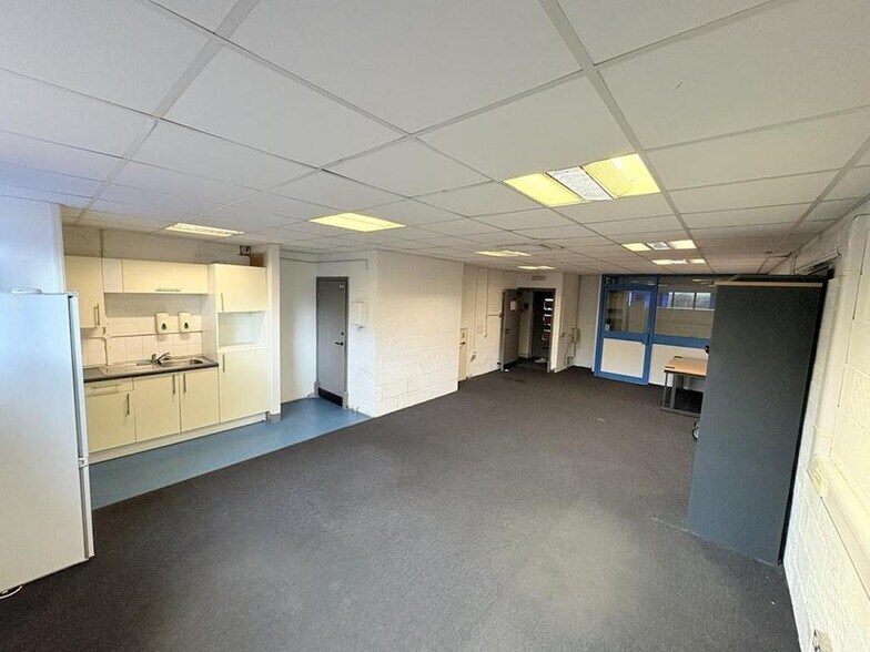 Alice Way, Hounslow for lease - Building Photo - Image 3 of 13