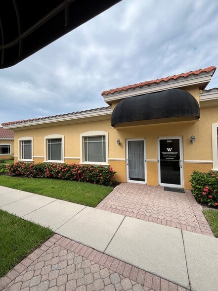 3380 Woods Edge Cir, Bonita Springs, FL for lease - Building Photo - Image 3 of 3