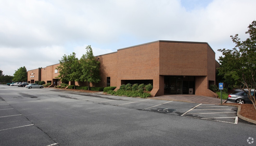 1865 Beaver Ridge Cir, Norcross, GA for lease - Primary Photo - Image 1 of 2