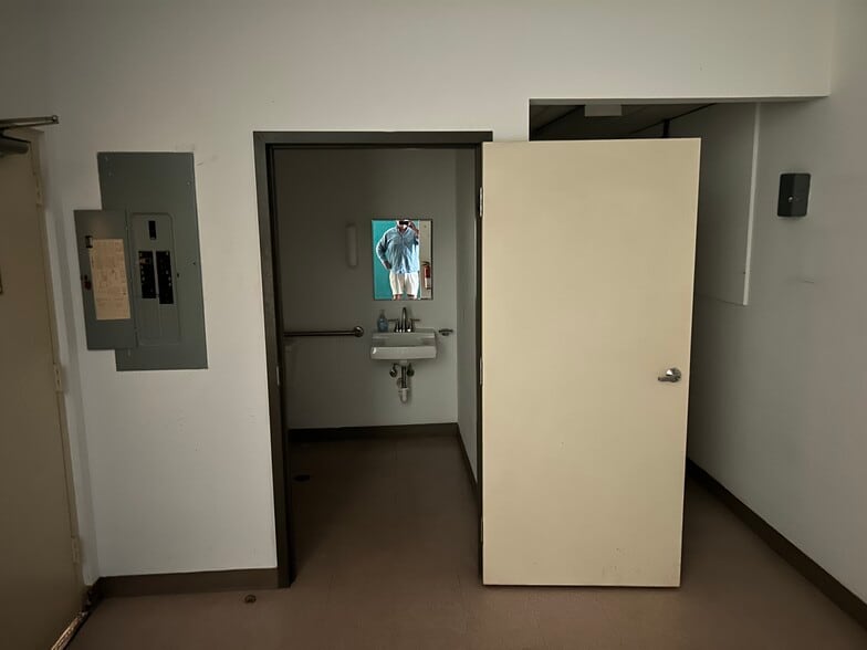 306 Patrick Street Plz, Charleston, WV for lease - Building Photo - Image 3 of 3