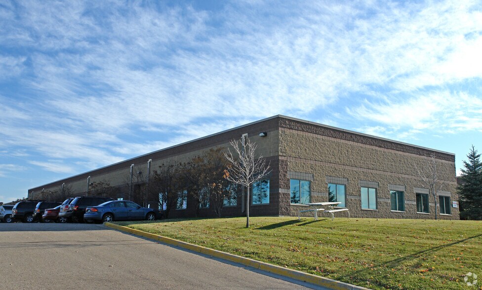 1693-1709 Lake Dr W, Chanhassen, MN for sale - Primary Photo - Image 1 of 1