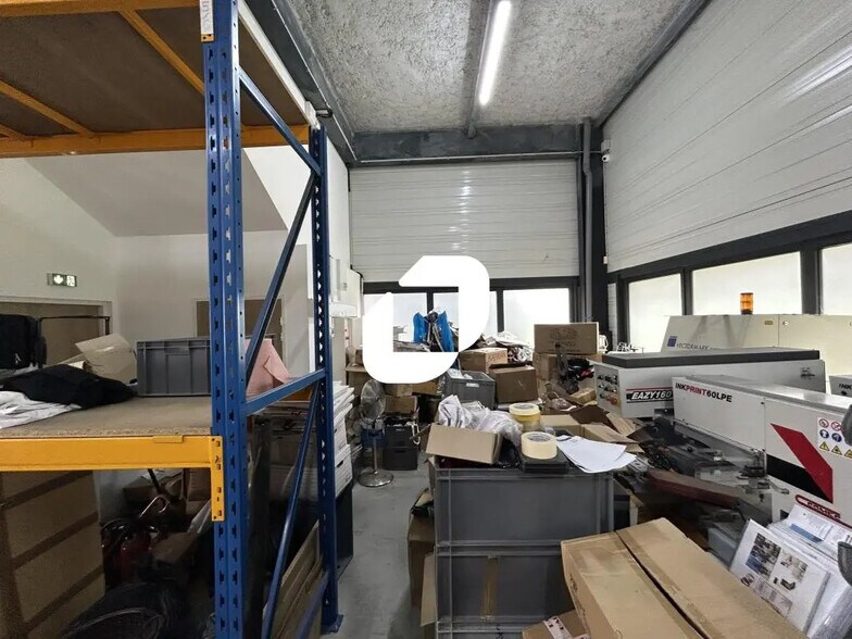 Flex in Chanteloup-en-Brie for lease - Interior Photo - Image 3 of 5