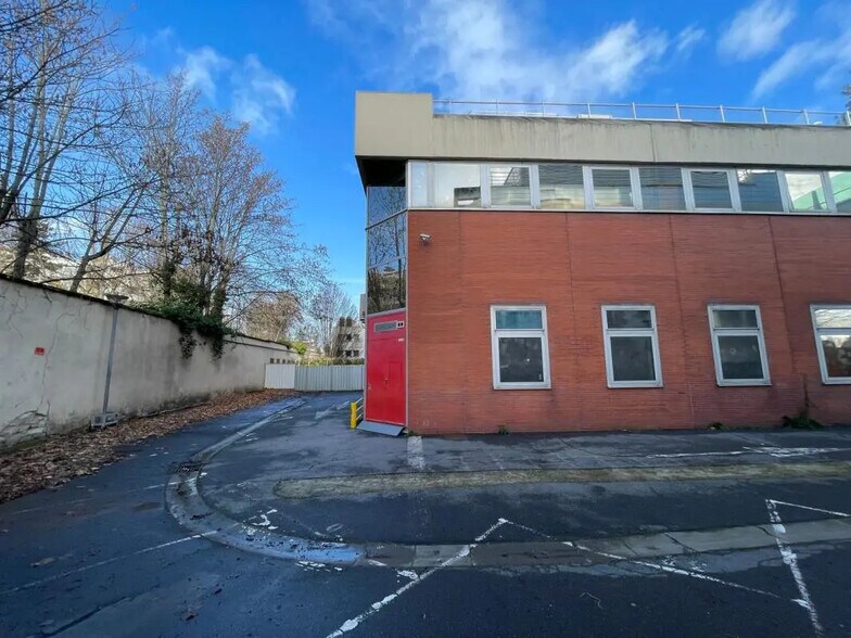 Flex in Saint-Cloud for sale - Building Photo - Image 2 of 4