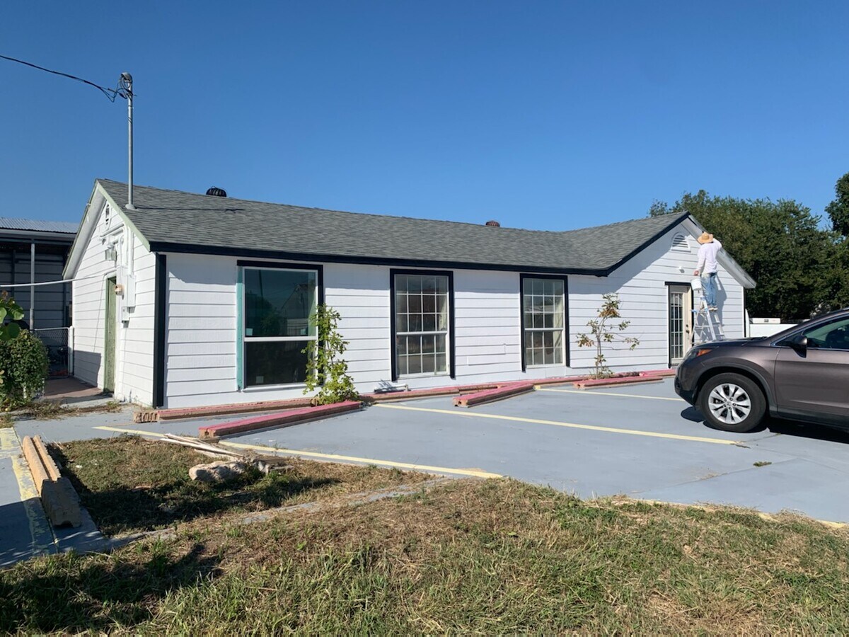 804 W 2nd St, Taylor, TX 76574