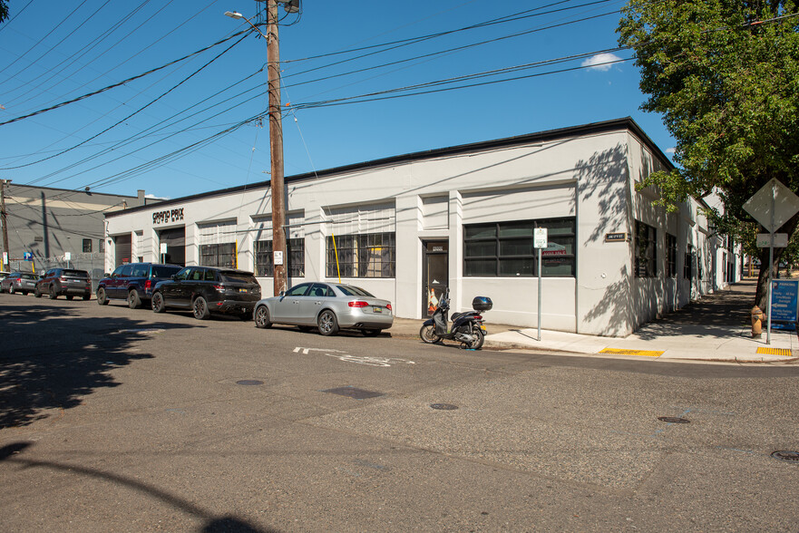 1631 SW Jefferson St, Portland, OR for sale - Building Photo - Image 1 of 20