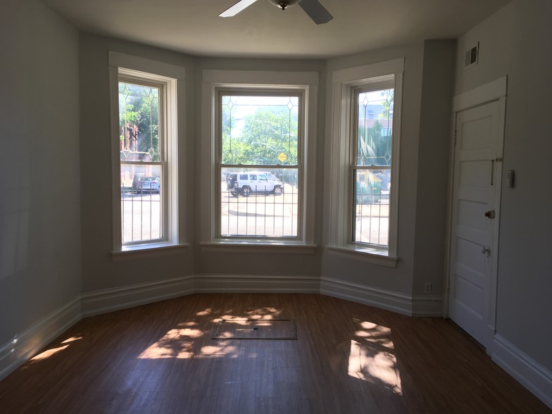 2828 N Lawndale Ave, Chicago, IL for sale - Interior Photo - Image 3 of 22