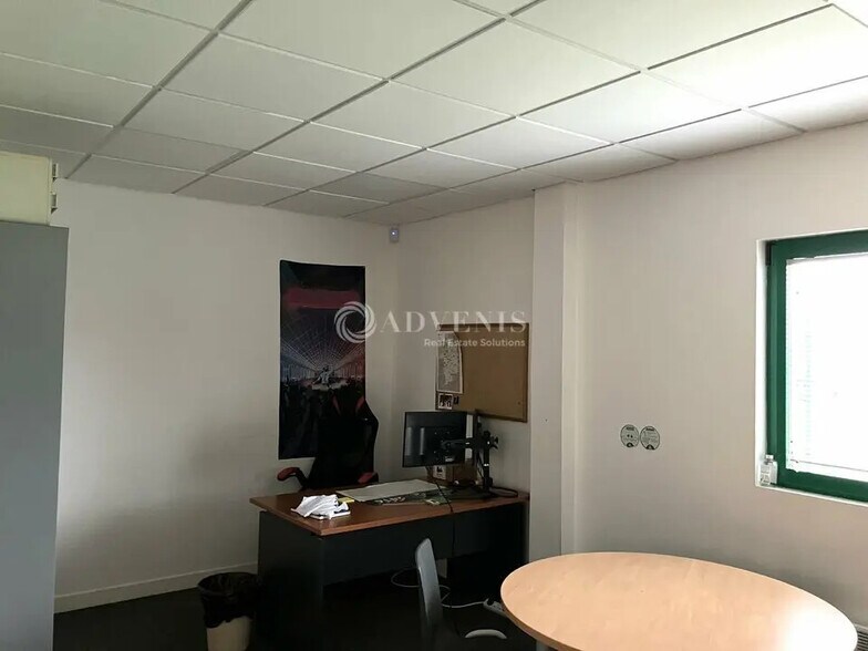 Office in Le Subdray for sale - Interior Photo - Image 2 of 3