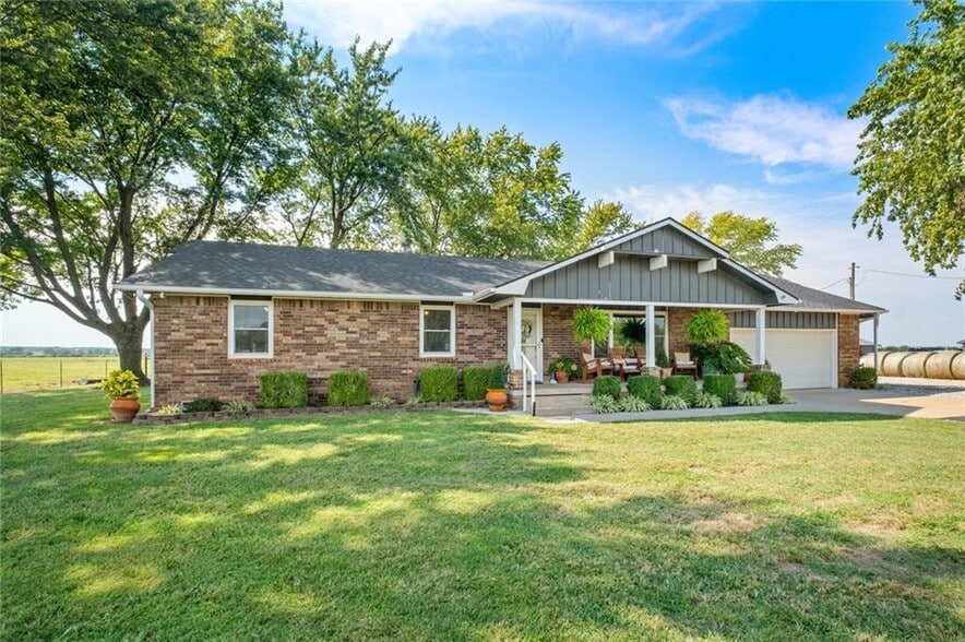 14465 Wet Prairie Rd, Gravette, AR for sale - Primary Photo - Image 1 of 49