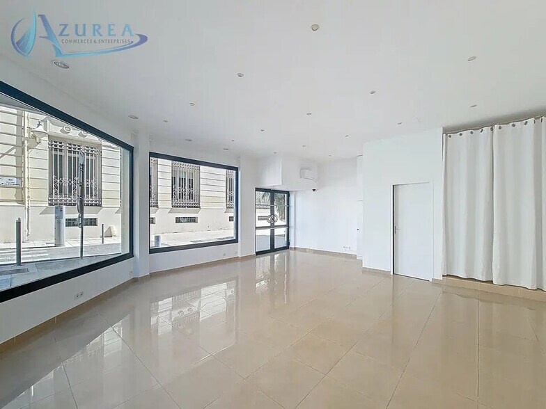 Retail in Nice for lease - Interior Photo - Image 2 of 4