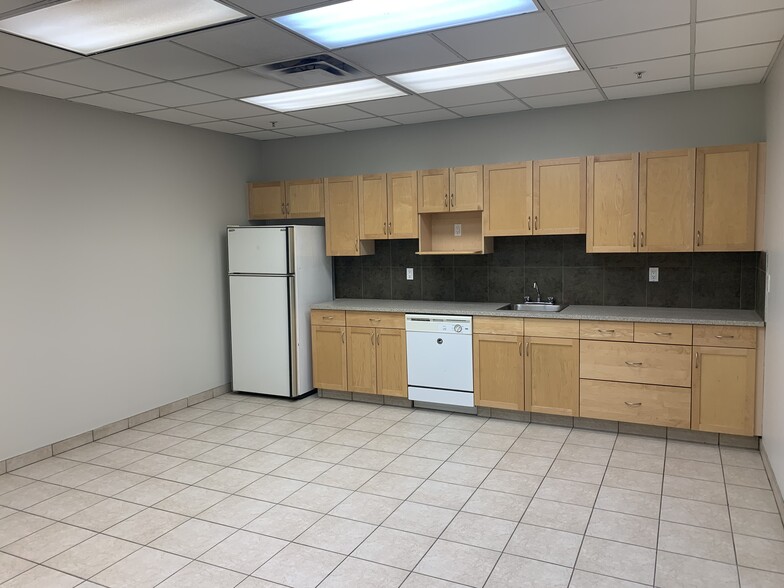 7609 42nd St, Leduc, AB for lease - Building Photo - Image 3 of 6