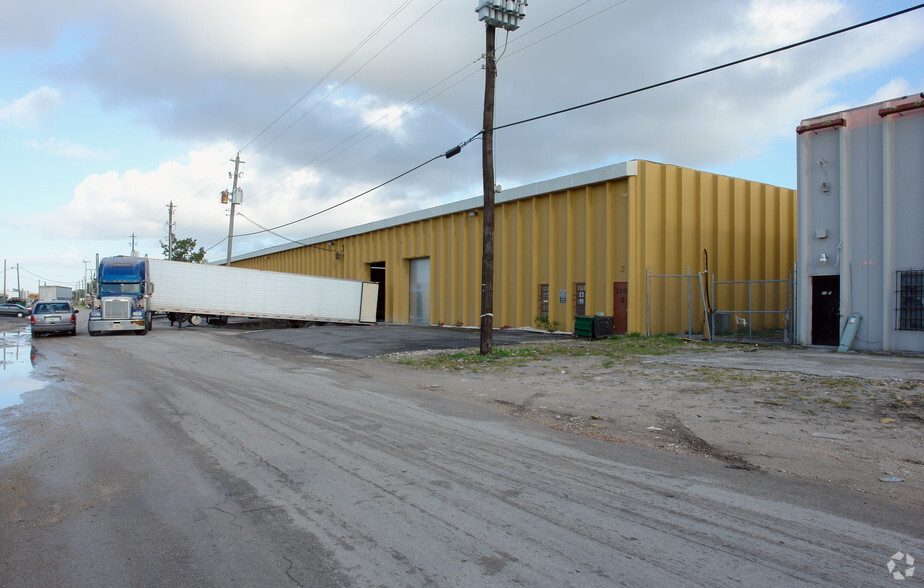 2305 NW 150th St, Opa Locka, FL for lease - Building Photo - Image 3 of 6