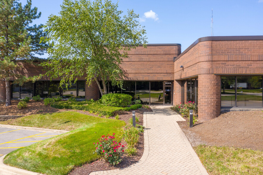 3020 Woodcreek Dr, Downers Grove, IL for lease - Building Photo - Image 2 of 13