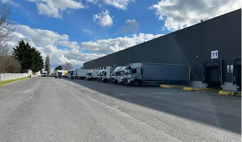 Industrial in Montsoult for lease - Building Photo - Image 1 of 10